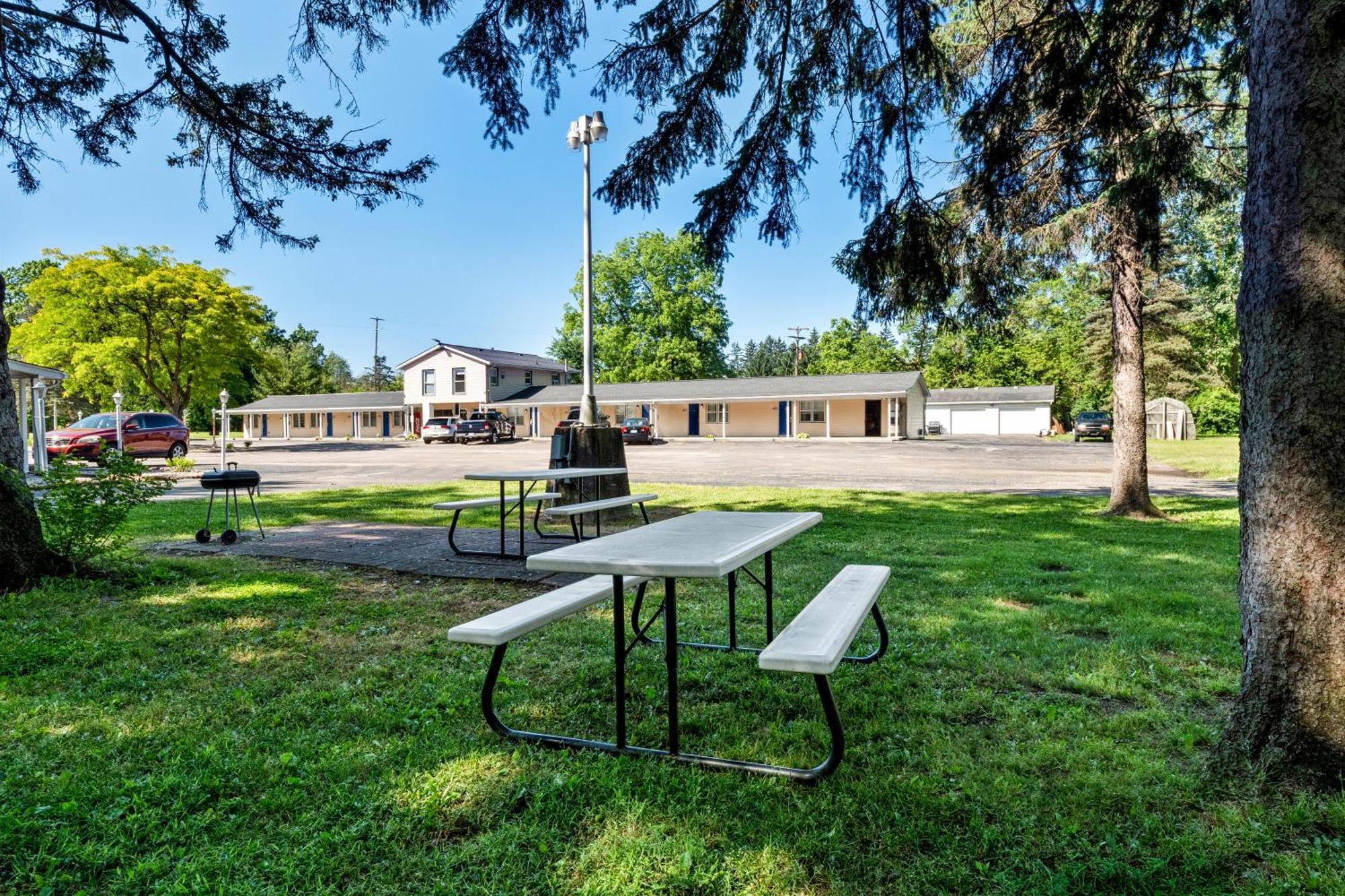 Americas Best Value Inn Jonesville/Hillsdale Exterior foto